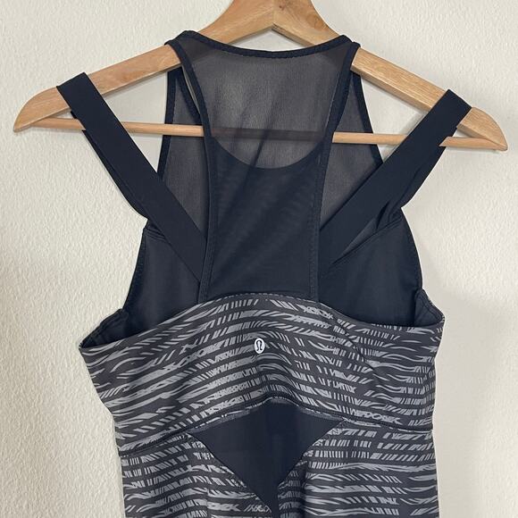 LULULEMON RUNNING IN THE CITY TANK STRIPE  BLACK GRAY MESH BRA top size 6 - Picture 6 of 6